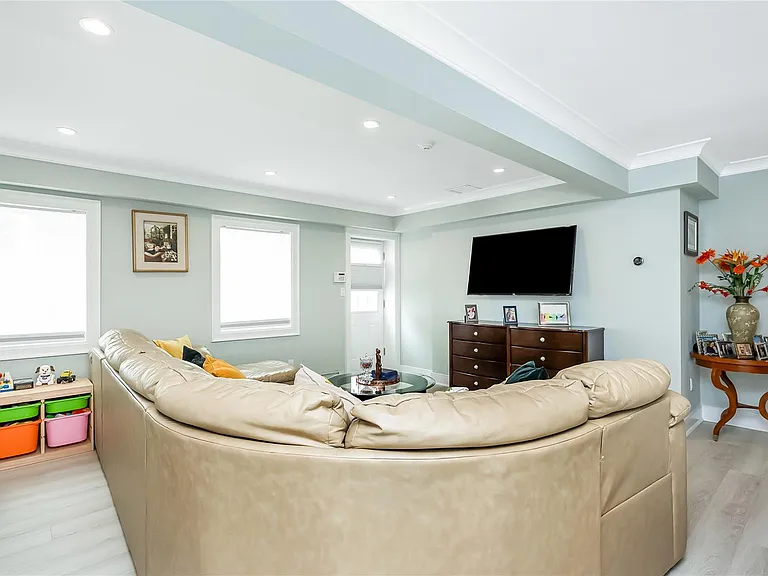 161 W Hudson St — Photo 9