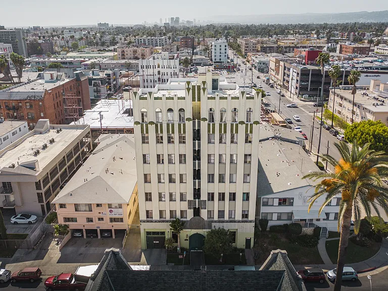 Serrano Towers — Photo 8