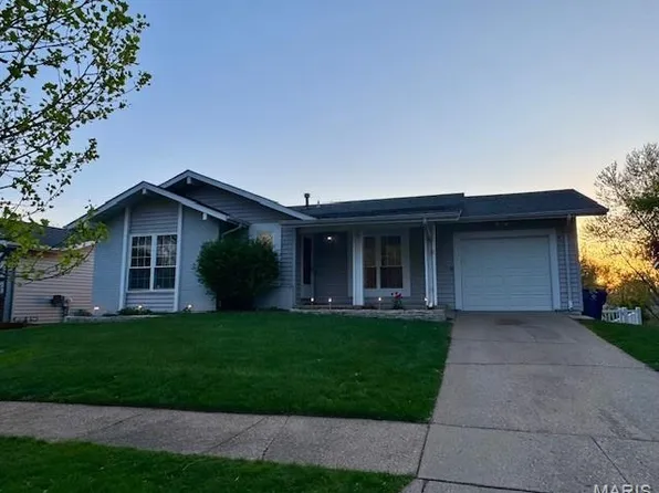 929 Napoli Dr, Ballwin, MO 63021