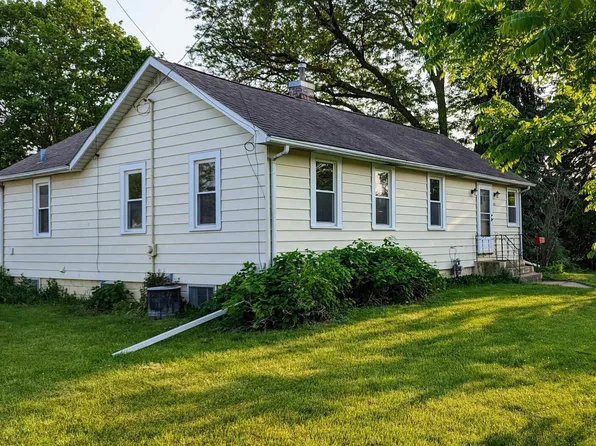 412 8th Ave, Silvis, IL 61282