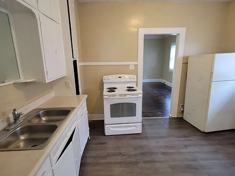 222 N Pershing Ave — Photo 3