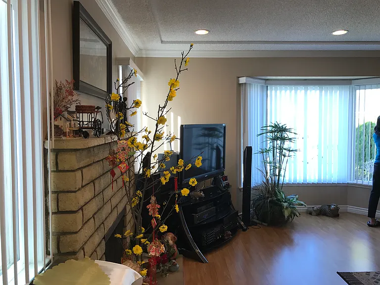 4638 Blackthorne Ave — Photo 13