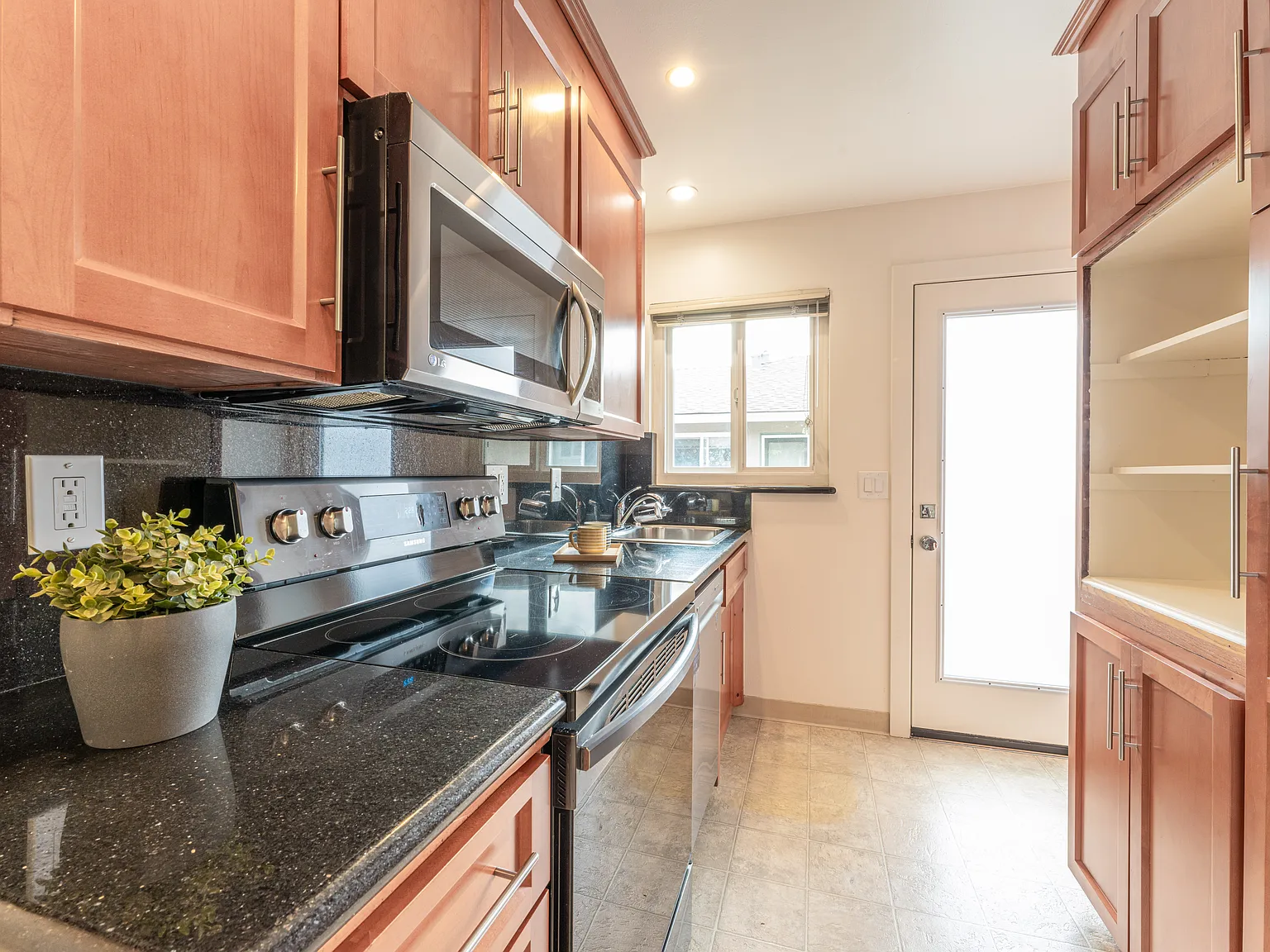 2 bed, 850 sqft, $3,195 — Photo 2