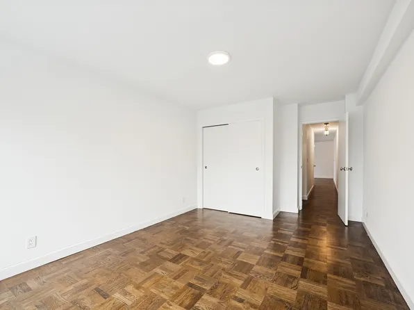 166-25 Powells Cove Boulevard image 19 of 40