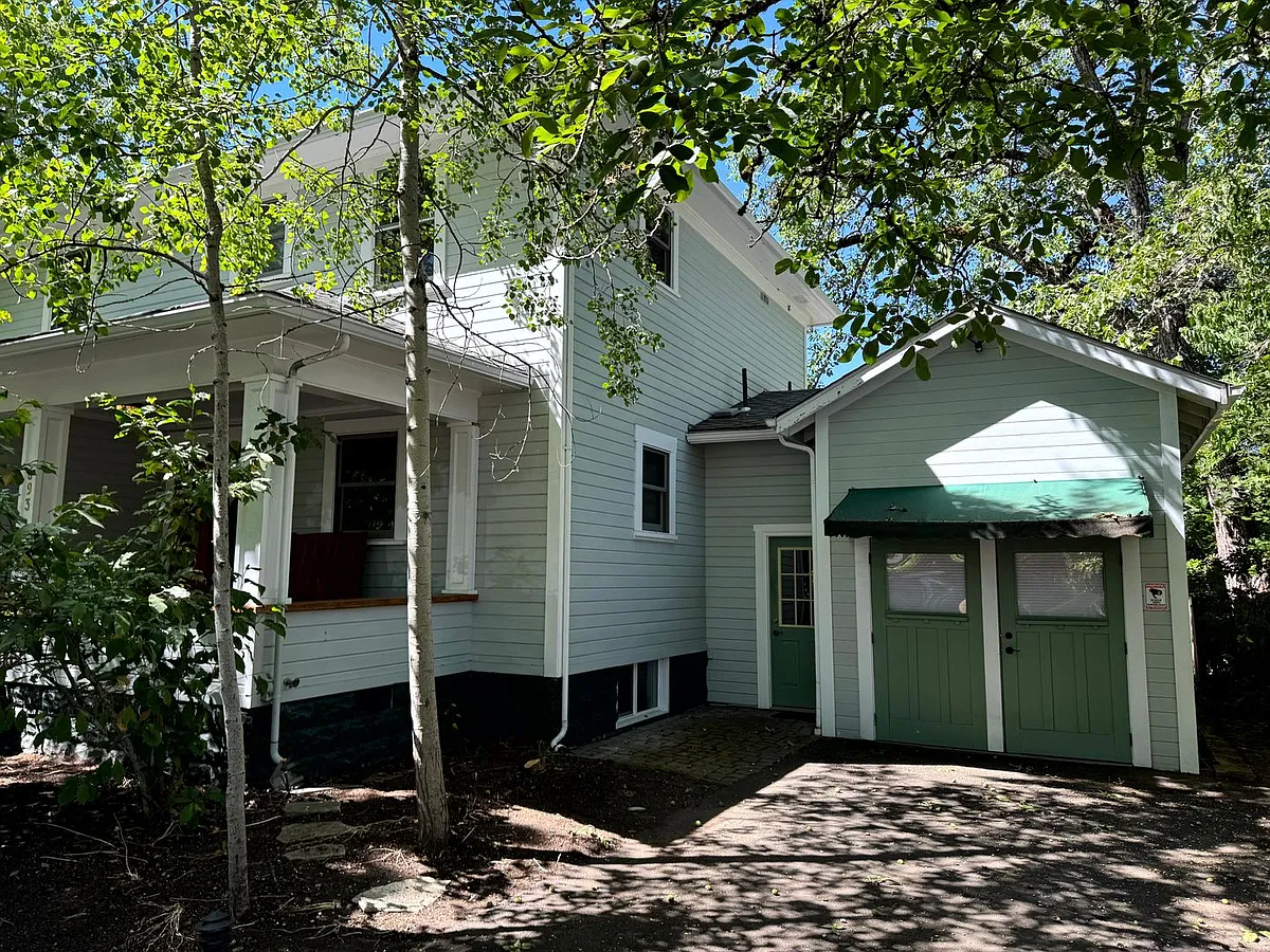 Building Photo - 693 W 10th Ave