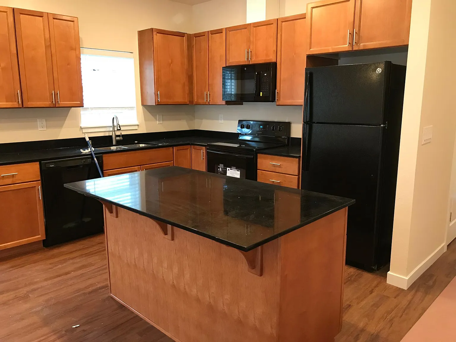 3 bed, 1320 sqft, $2,700 — Photo 4