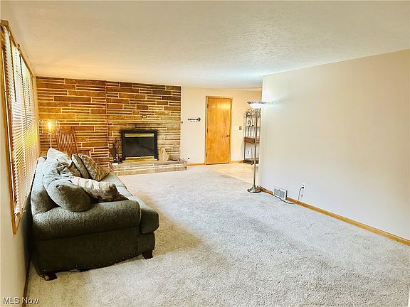 4th image of 1835 Meadow Ln