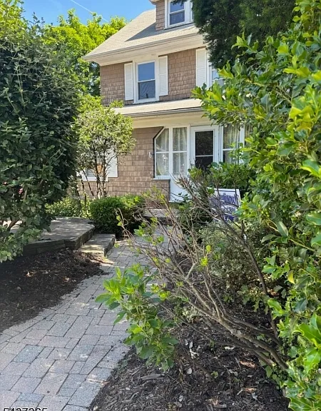 9 Laurel Pl — Photo 2