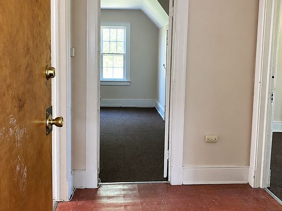 3rd image of 18 Wellington Ave