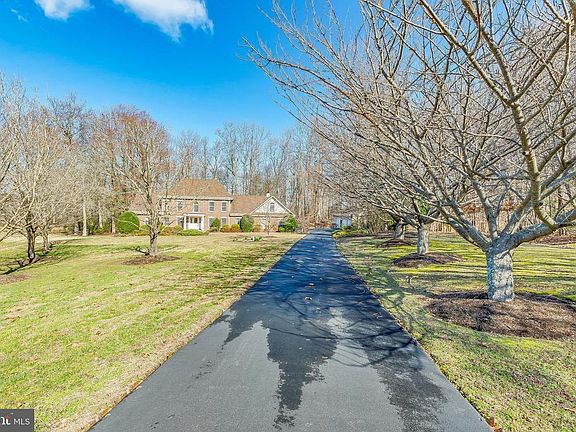 2nd image of 8934 Stratford Ct