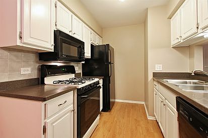 3rd image of 1350 N Sterling Ave Unit 204