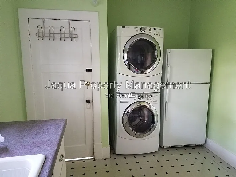 423 Erie St — Photo 10