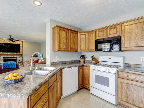 4th image of 1906 Berkshire Gardens Cc Ln