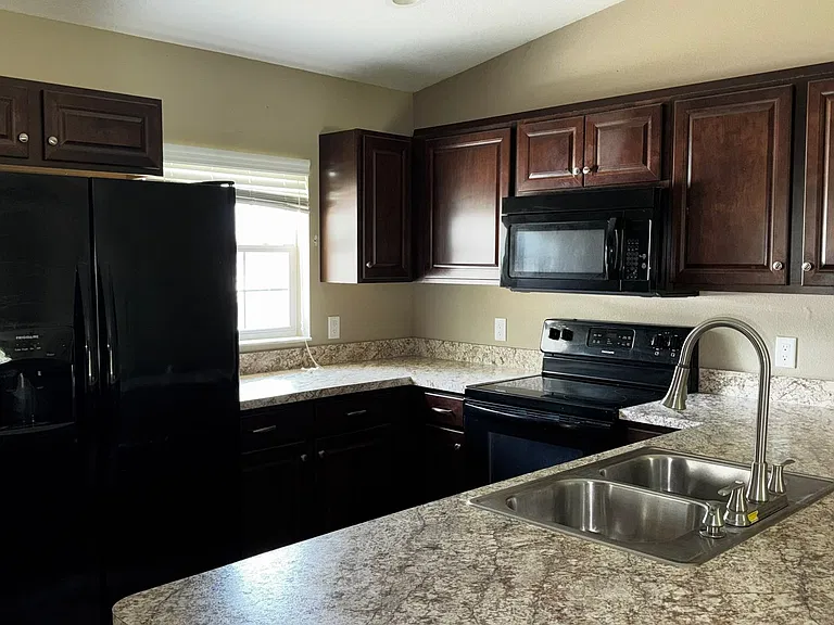 9210 N Travis Dr — Photo 4