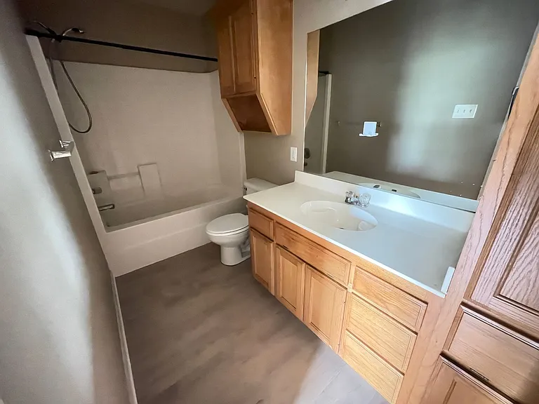 4704 John David Dr — Photo 7