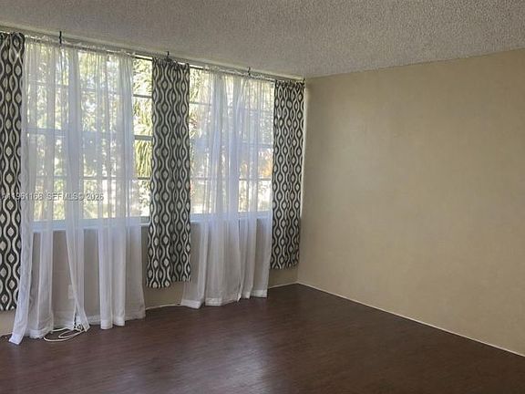 3rd image of 304-2761 Taft St #304