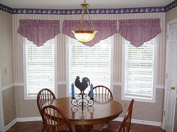 Breakfast room overlooks lake