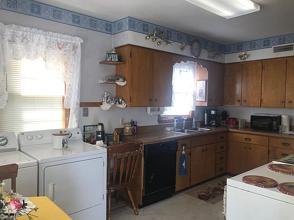 3rd image of 407 Lake Dr