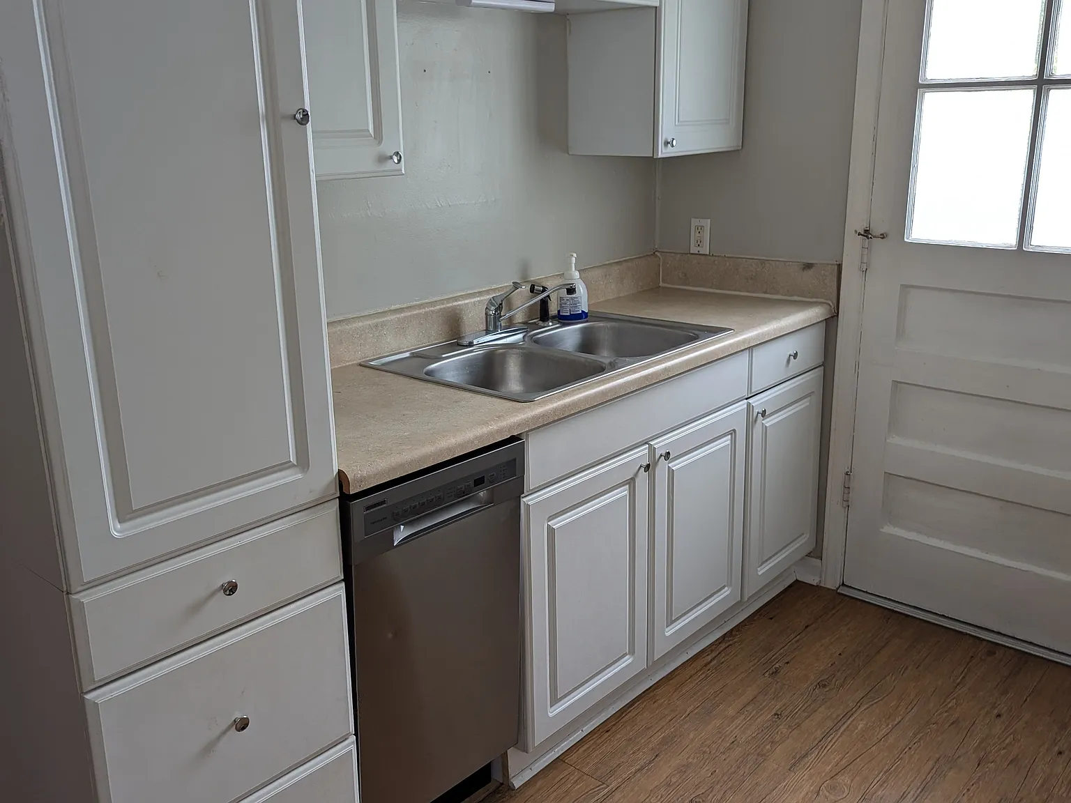 2 bed, 800 sqft, $1,600 — Photo 2