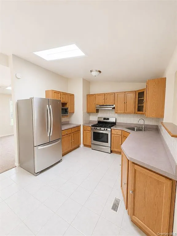 3 bed, 951 sqft, $3,950 — Photo 3