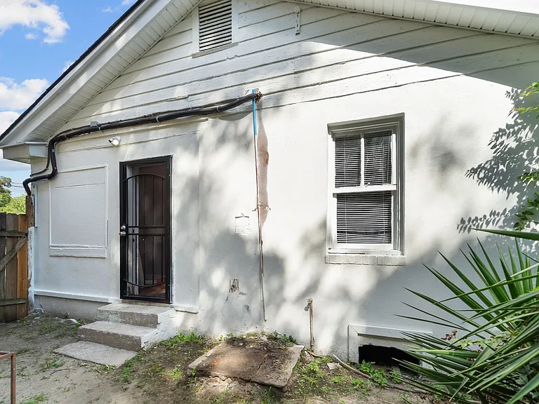 132 Jenks St — Photo 26