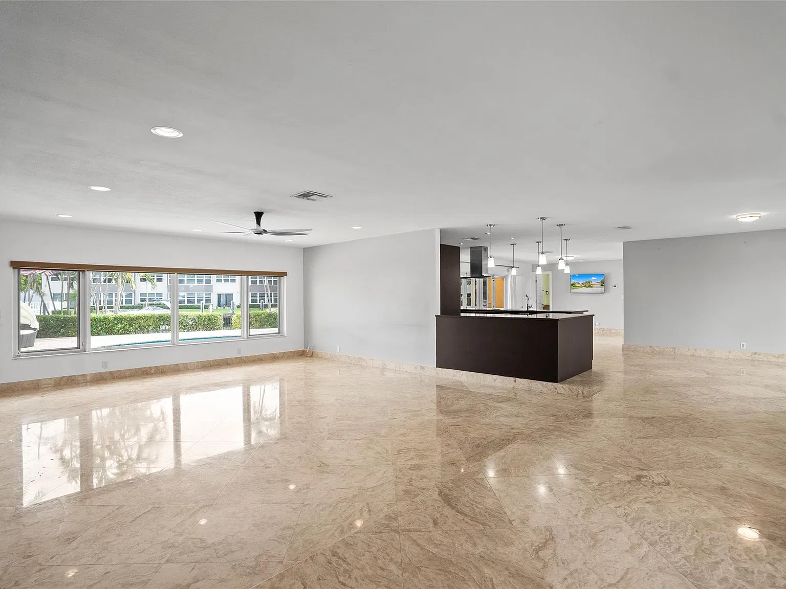 3 bed, 3.0 bath, 2444 sqft, $9,995 — Photo 4