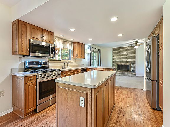 5th image of 8127 Stoneham Dr