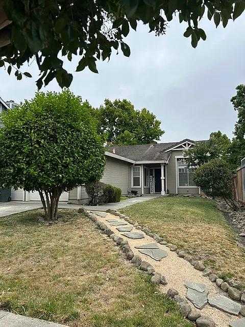 3 bed, 1185 sqft, $3,600 — Photo 2