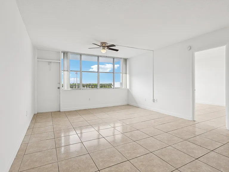 1 Bed 1.5 Bath Unit