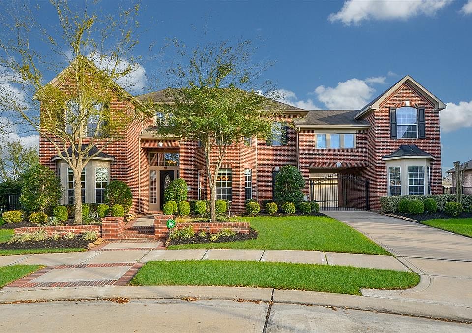 Beautiful Bridgeland home located steps from the lake, cul-de-sac, walking trails and gorgeous views. Enjoy this stunning home close to plenty of shopping, amazing restaurants and easy access to 290 and 99. LOCATION, LOCATION, LOCATION! Zoned to awar