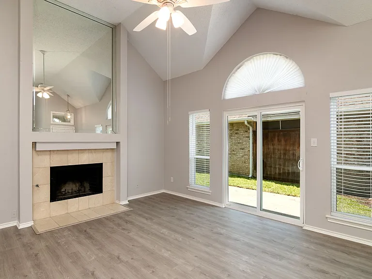 1329 Maywood Ct — Photo 5