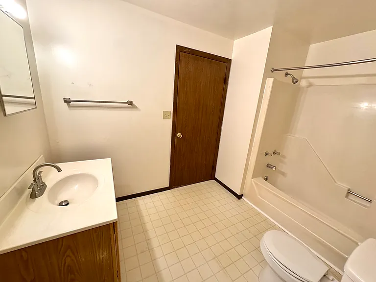 24 Locust St Apt 6 - Spacious Full Bathroom
