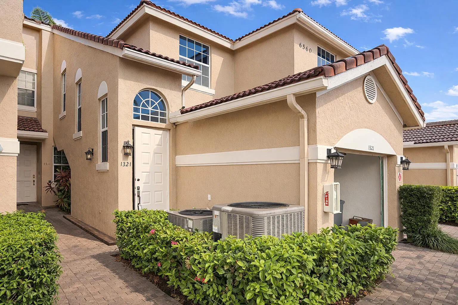 3 bed, 3.0 bath, 2113 sqft, $3,950 — Photo 1