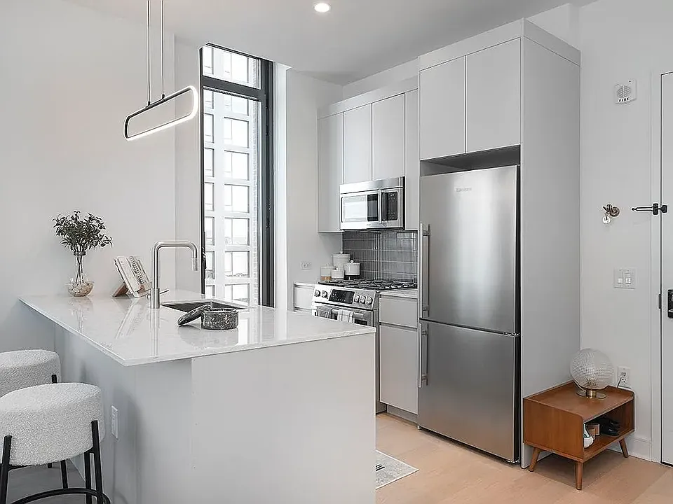 8 Court Sq #17E