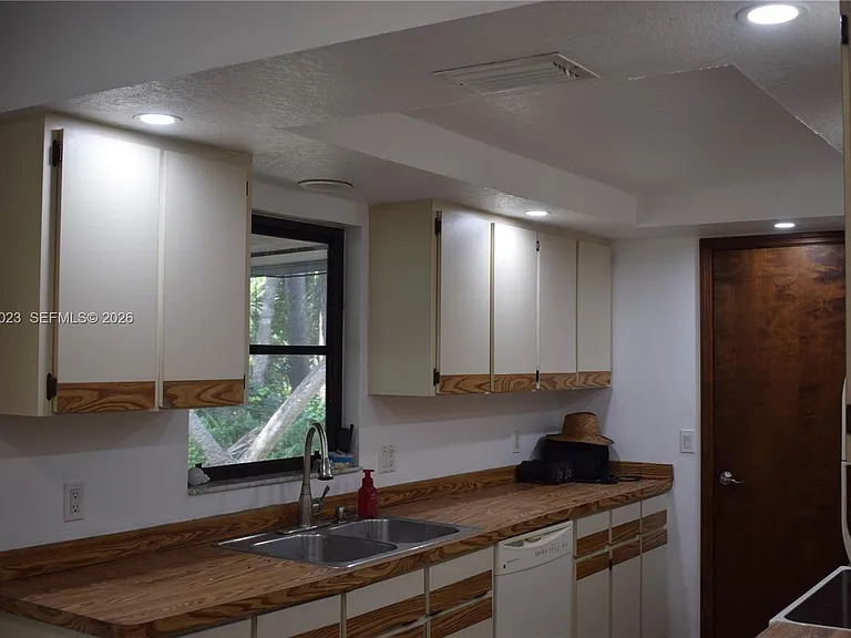 17113 Russell Ave — Photo 18