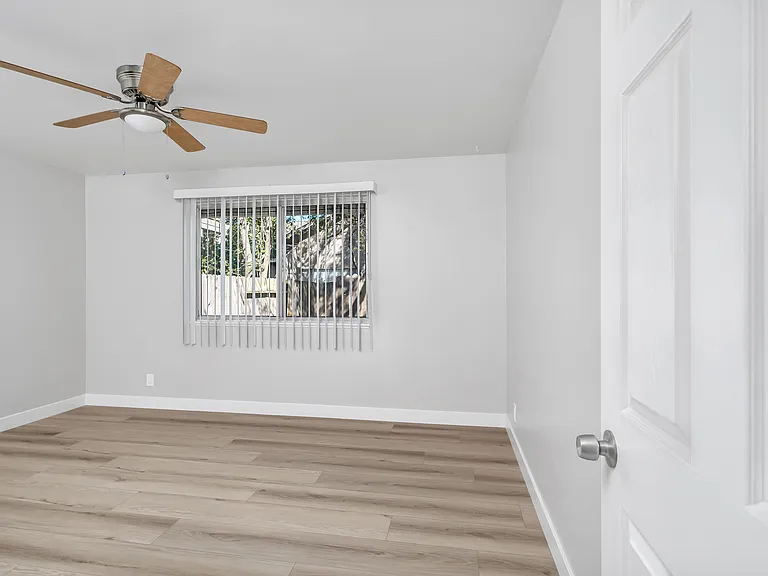 El Camino Duplexes — Photo 12