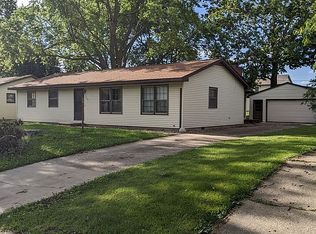 1603 Deerfield Rd, Chatham, IL 62629