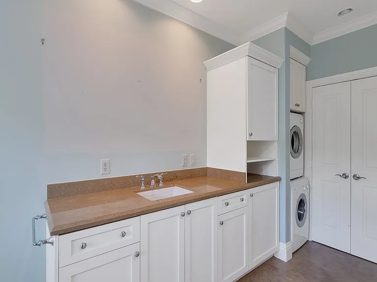 1575 Shorelands Dr E — Photo 13