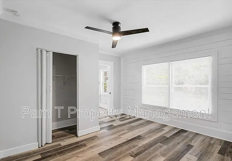 16 Helmken St — Photo 14