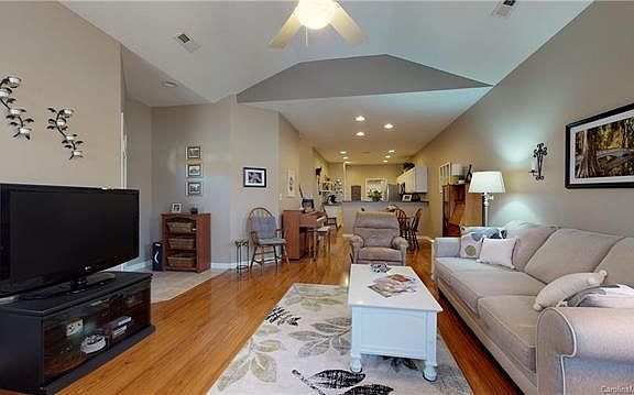 3rd image of 8059 Sultana Cres