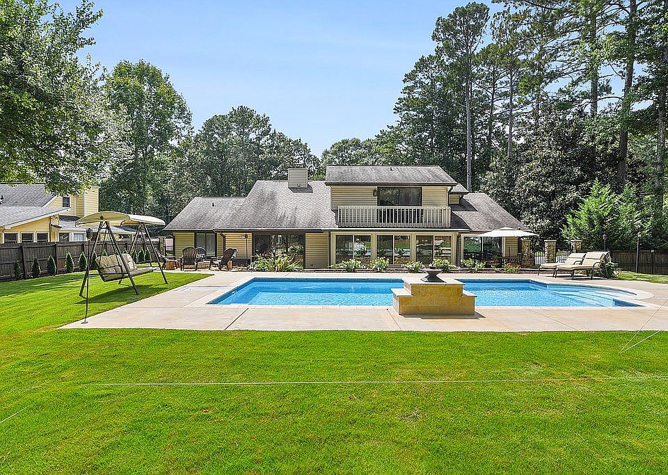 1st image of 215 Summerfield Dr
