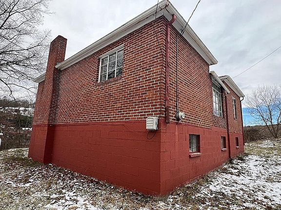 5th image of 113 Frontier St