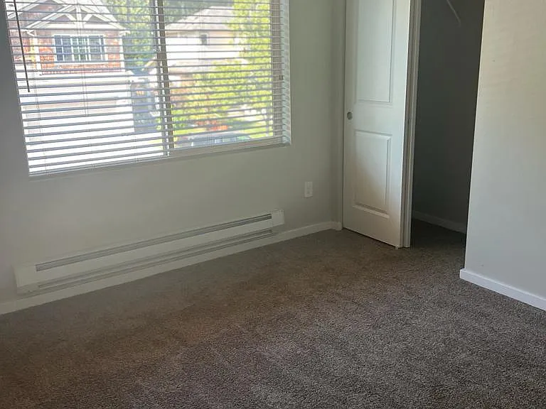 996 43rd Ct NE — Photo 6