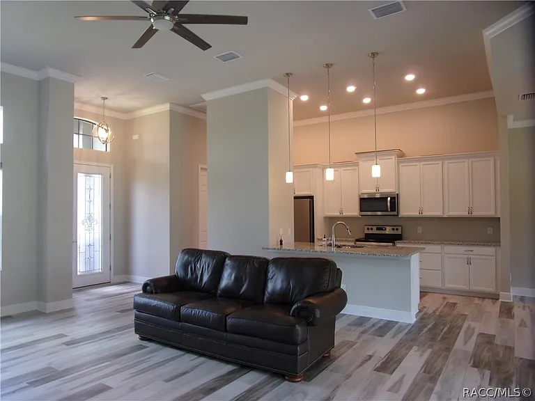 248 E Cumberland Ct — Photo 2