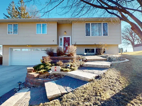 4 E Gate Ct, Clear Lake, IA 50428