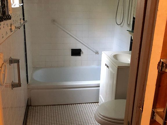 4th image of 516 Hillcrest St #1