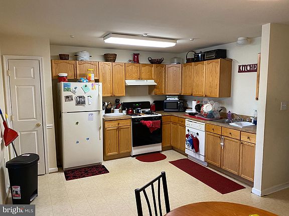 5th image of 9 Litchfield Ln E