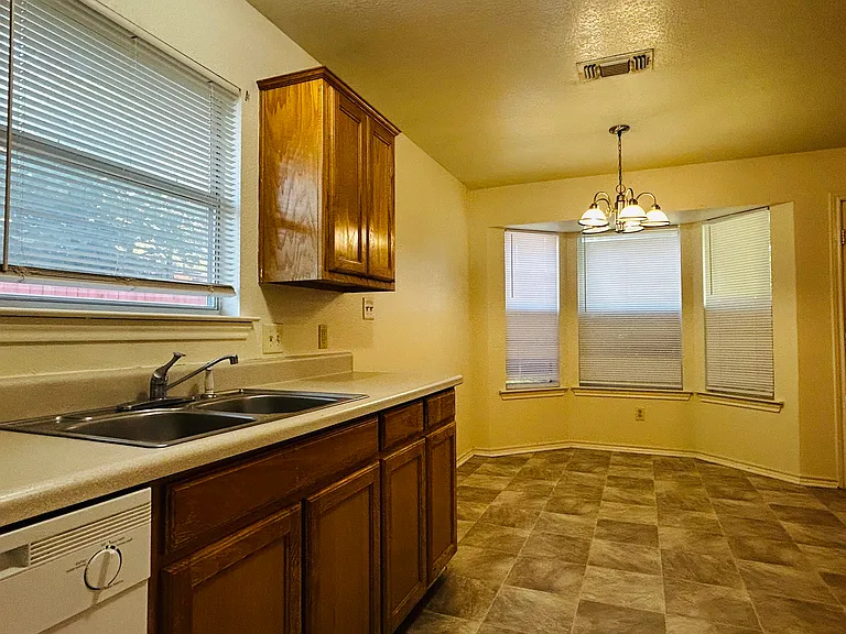1602 Moss St — Photo 5