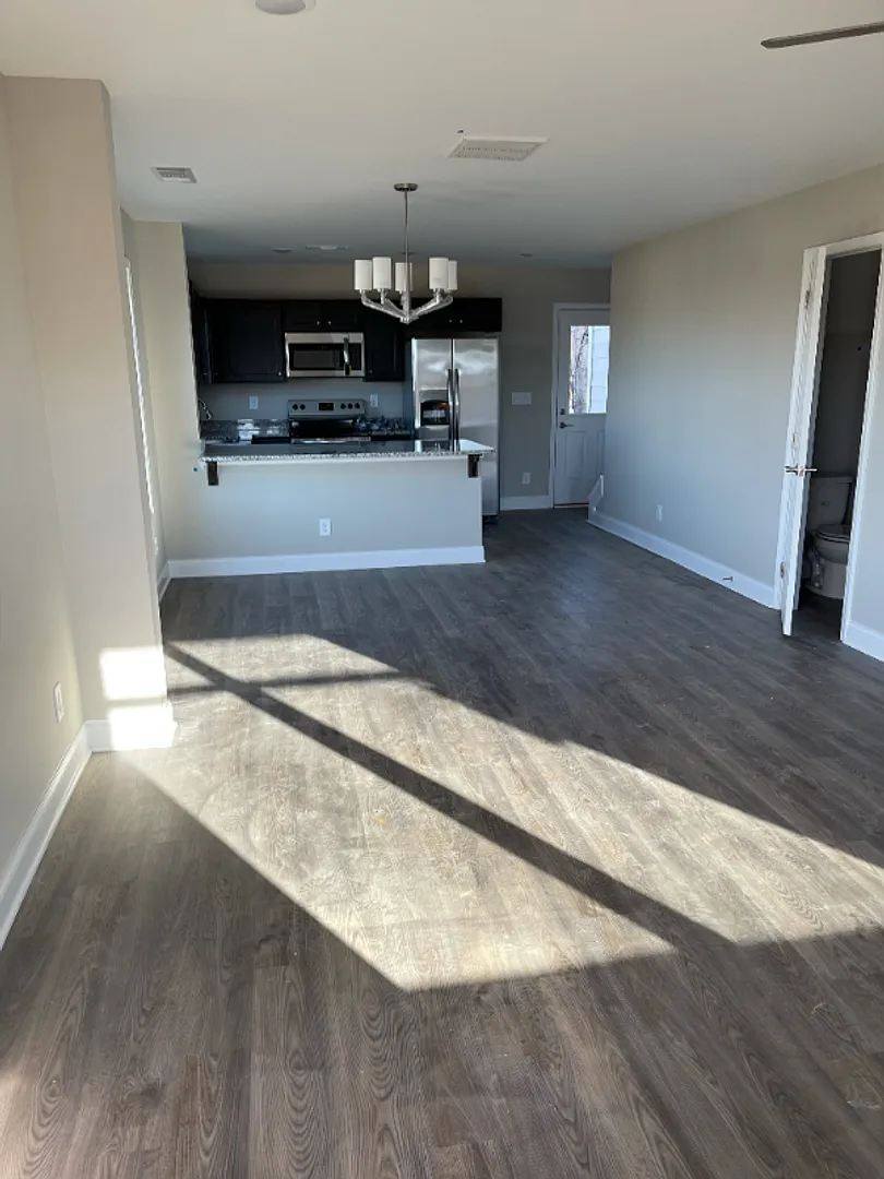 517 Melrose St — Photo 2