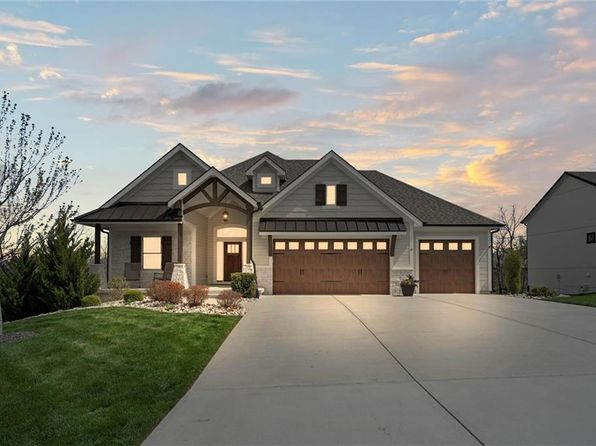 6 Black Hawk Dr, Lake Winnebago, MO 64034